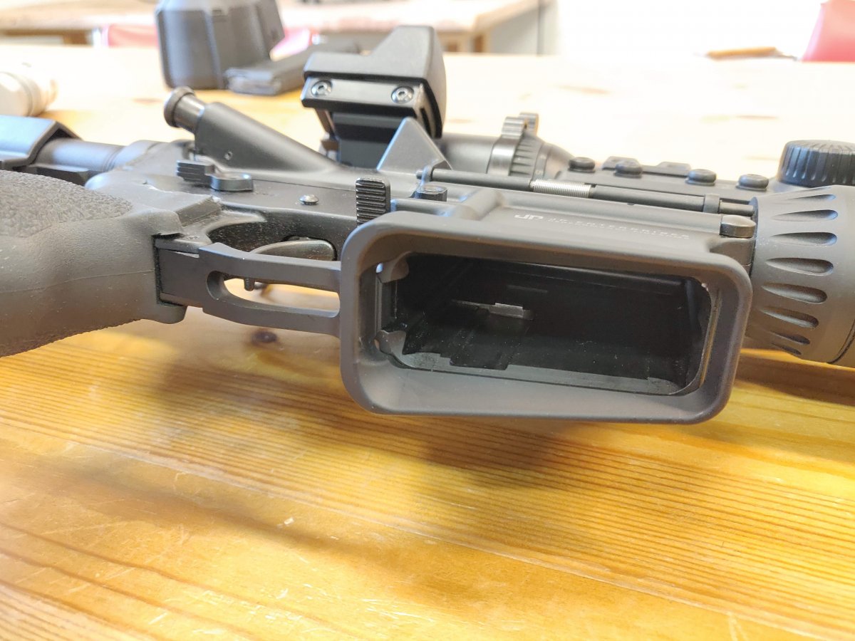 AR15 Magasinsbrunn lågprofil AR15